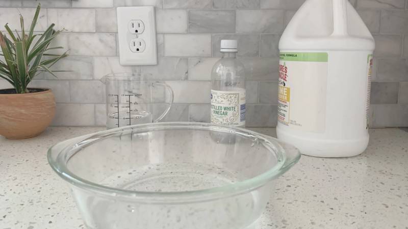 DIY white vinegar and baking soda solution